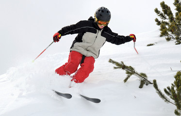 Skikind im Tiefschnee