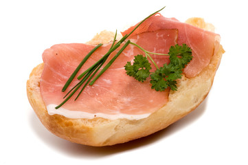 Belegtes Brötchen mit rohem Schweineschinken