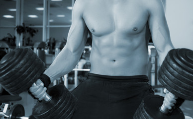Obraz na płótnie Canvas man working out in a gym
