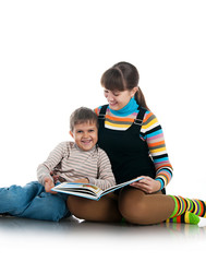 women read the  book to her son