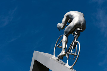 Cycliste dans l'ascension d'un col, élément de sculpture