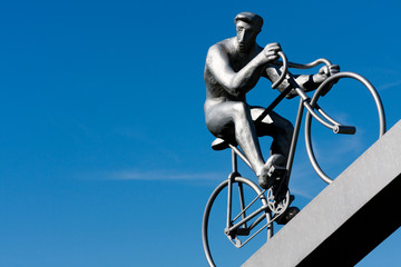 Cycliste du début du siècle, élément de sculpture
