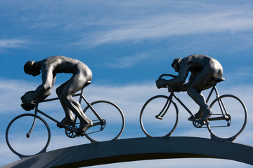 Deux cyclistes en plein effort, détail d'une sculpture