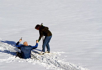 Senioren beim Ski fahren - Seniors skiing outdoors