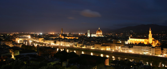 Fototapeta na wymiar Panoramiczny widok na Florencja w nocy