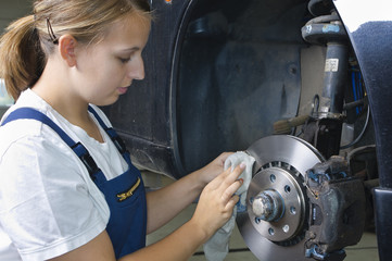 Azubi in der Autowerkstatt