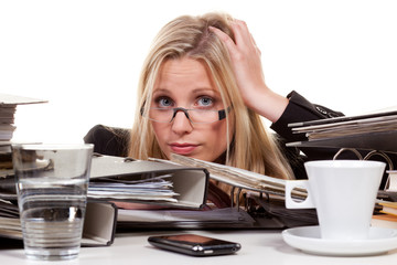 überlastete frau im büro