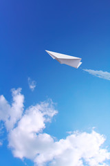 Fototapeta na wymiar Paper planes w błękitne niebo