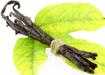 gousses de vanille Bourbon sur feuille de fruit de la passion