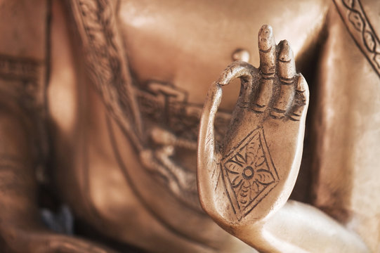 Die Hand des Messing-Buddhas