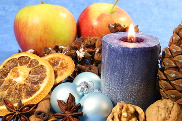 Obraz na płótnie Canvas Weihnachtsdeko mit blauer Kerze