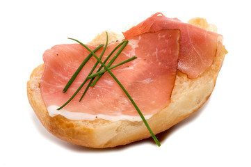 Belegtes Brötchen mit rohem Schweineschinken