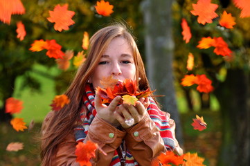 Junge Frau im Herbst - obrazy, fototapety, plakaty