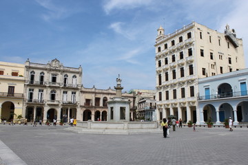 Fototapeta na wymiar Fontaine sur une place à La Havane 