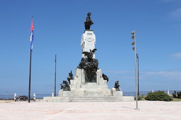 Monument commémoratif sur une place à La Havane