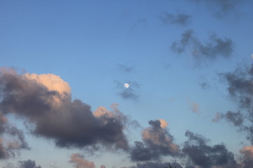 Lune et nuages noir en plein jour
