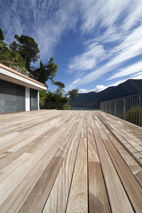 grande terrazza in legno, teck, di casa moderna e lussuosa
