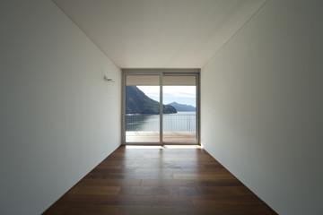 camera vuota con vista lago