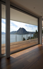 finestra con vista meravigliosa su lago monte e montagna