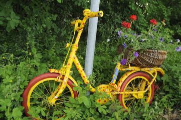 altes Fahrrad mit Blumenkübeln