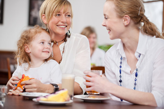 mutter und tochter im cafe