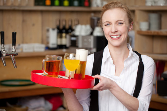 kellnerin mit vollem tablett