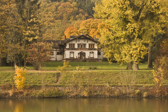 H&uuml;tte im Herbstwald
