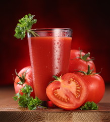 Fresh tomatoes and its juice.