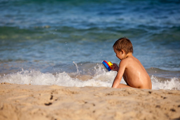 Kind spielt am Strand