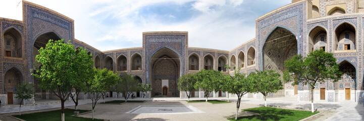 Fototapeta na wymiar Minarets of Registan, Samarkand, Uzbekistan