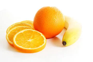 Foto op Plexiglas anti-reflex Plakjes fruit Sinaasappel met schijfjes sinaasappel en banaan