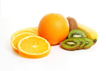 Fotobehang Plakjes fruit Fruitmix - sinaasappel, banaan, kiwi en sinaasappelschijfjes