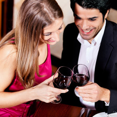 Paar im Restaurant mit Wein