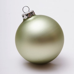 silberne weihnachtskugel