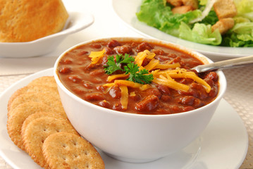 Chili con carne with crackers
