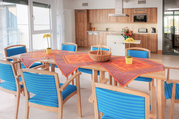 Große Küche  mit Tisch und Stühlen