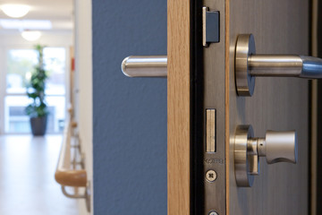 geöffnete Tür  mit Blick in den Flur