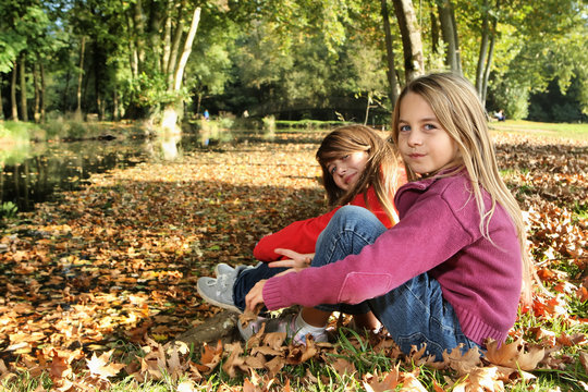 Enfants  dans un parc en automne