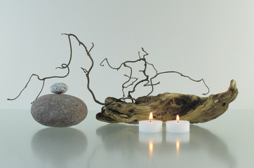 Gesteck mit Zweigen und Kerzen