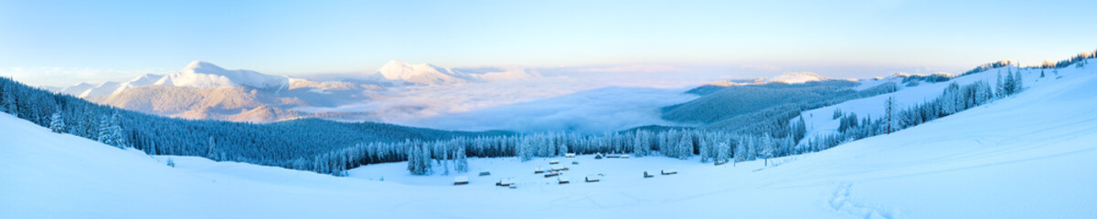 Obraz premium Winter morning mountain panorama landscape.