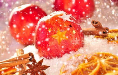 Fototapeta na wymiar Jabłka świąteczne w śniegu