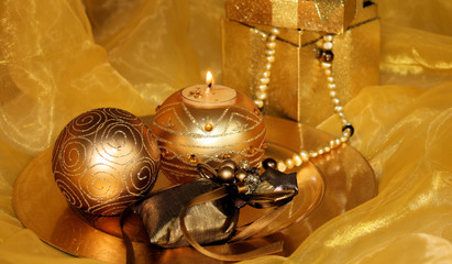 weihnachtsdekoration in gold