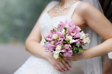 Obraz na płótnie Canvas Bride gospodarstwa różowy bukiet kwiatów weselne