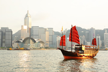 Obraz premium Hong Kong harbour with tourist junk