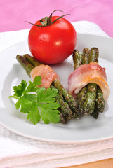 grüner Spargel mit gegrilltem Speck