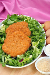 paniertes Schnitzel auf einem Salatbett