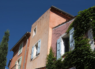 Fototapeta na wymiar Bunte Häuser w Roussillon