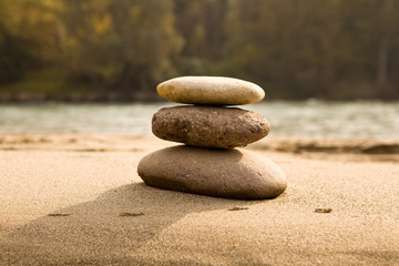 Fototapeta na wymiar Zen kamienie na tle piasku z naturą