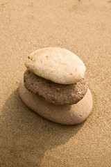 Fototapeta na wymiar Zen kamienie na piasku