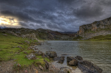 Fototapeta na wymiar Częściowy widok na jezioro Ercina.